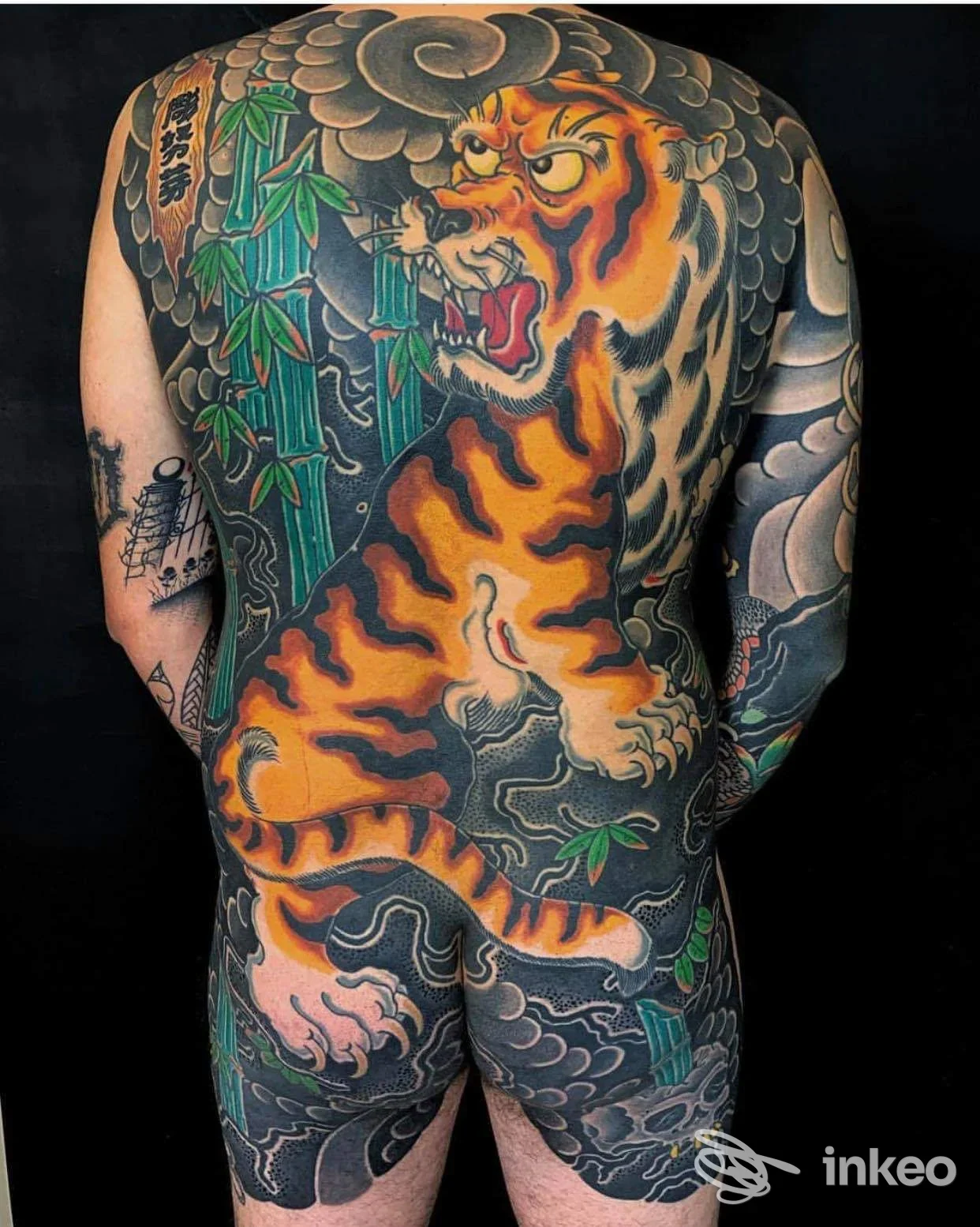 Grande tatuaggio tradizionale su schiena e glutei di una persona, foto fornita da Sorry Mama Tattoo Studio Pomezia, Pomezia.