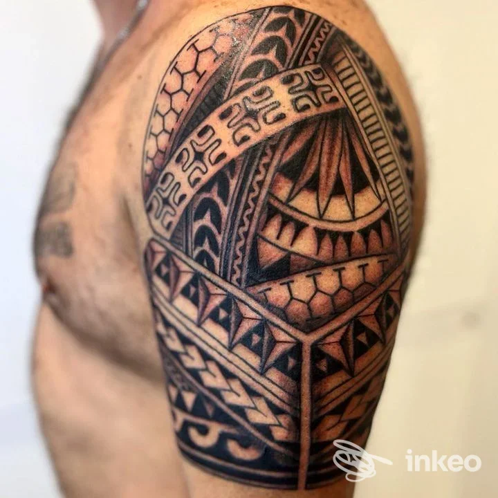 Tatuaggio su spalla e braccio superiore, foto in profilo con nitidezza elevata — SG INK Tattoo & Piercing, Roma.
