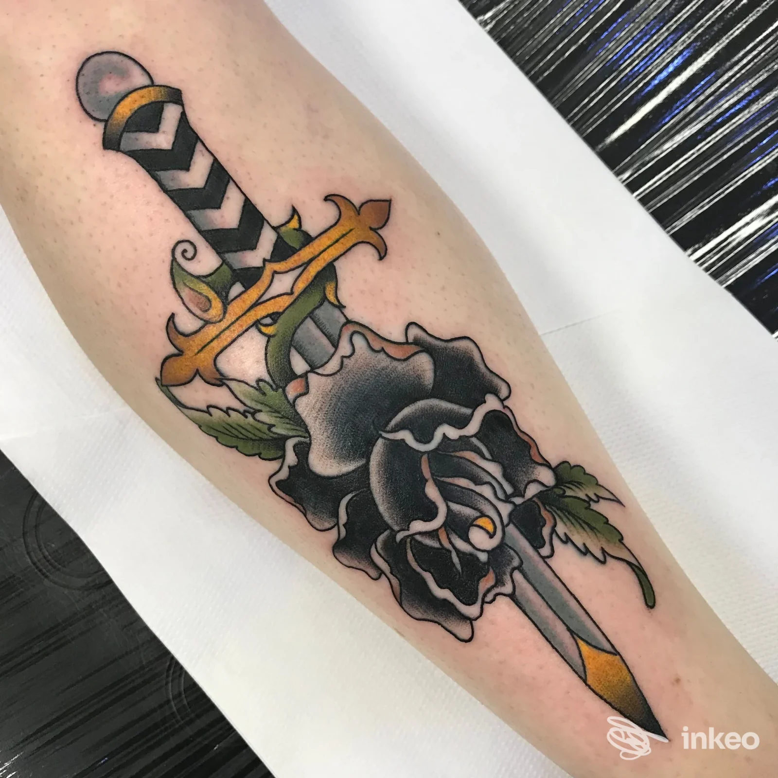 Tatuaggio di una rosa nera trafitta da un pugnale sull'avambraccio, Seabird Studio - Tattoo & Piercing, Roma.