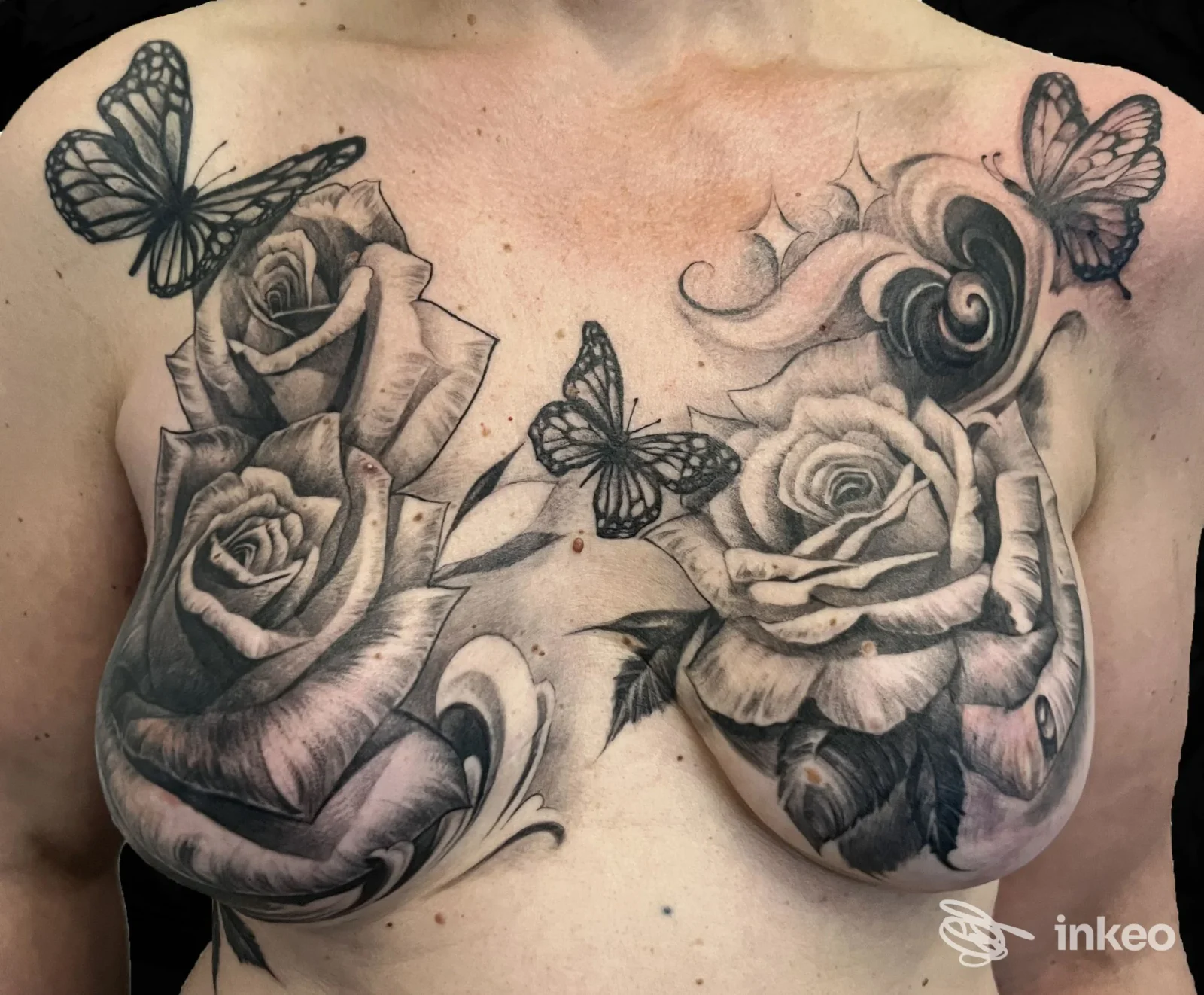 Tatuaggi black & grey con rose e farfalle sul petto, Self Made Tattoo Shop, San Giovanni Incarico.