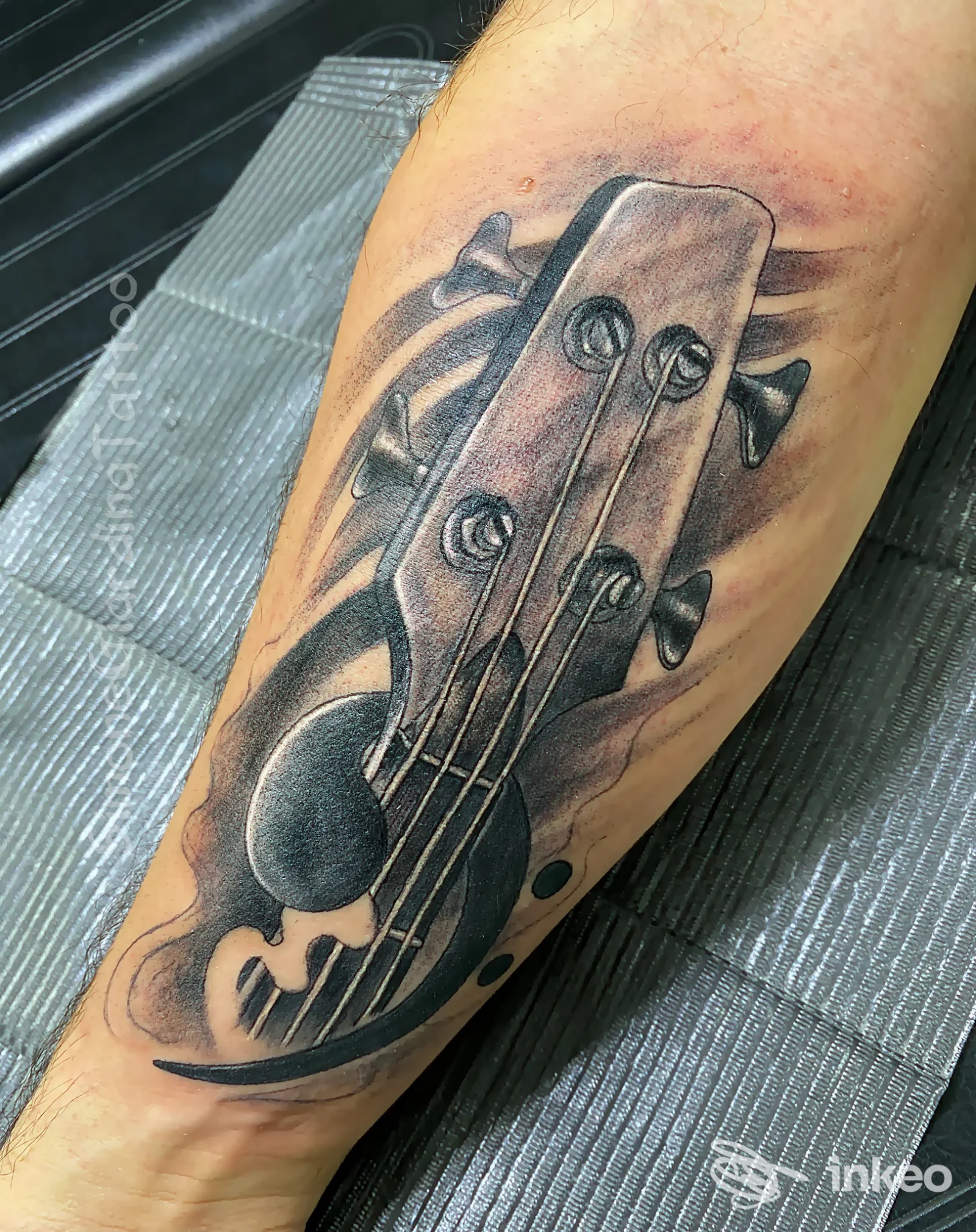 Tatuaggio black & grey di una paletta di chitarra sull'avambraccio, Sinapsy Tattoo & Piercing, Colleferro Scalo.