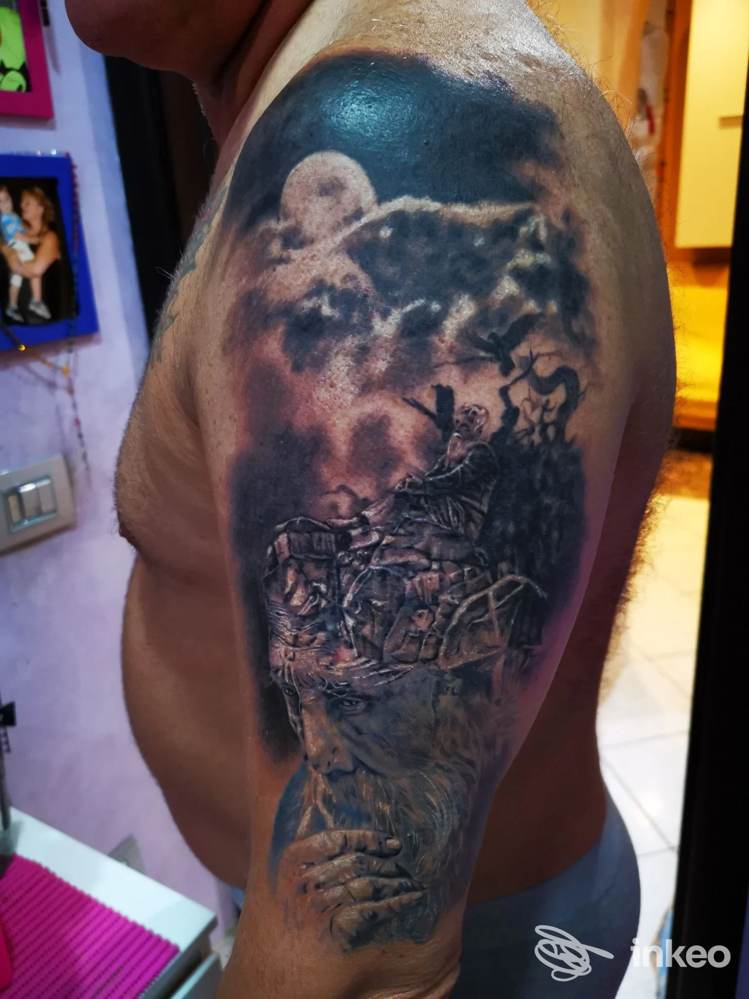 Tatuaggio realistico in nero e grigio su spalla e braccio, foto da Slevin Tattoo, Roma.