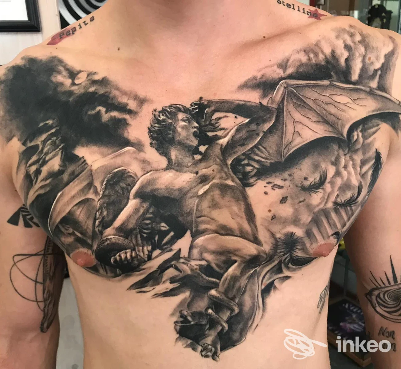 Ampio tatuaggio black & grey sul petto realizzato presso Soul Trip Tattoo studio, Roma.