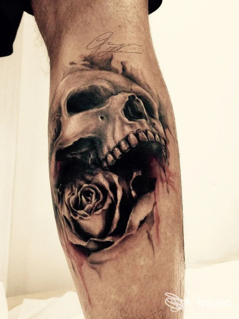 Tatuaggio realistico di teschio e rosa sul polpaccio, fotografia inviata da Soul Trip Tattoo studio, Roma.