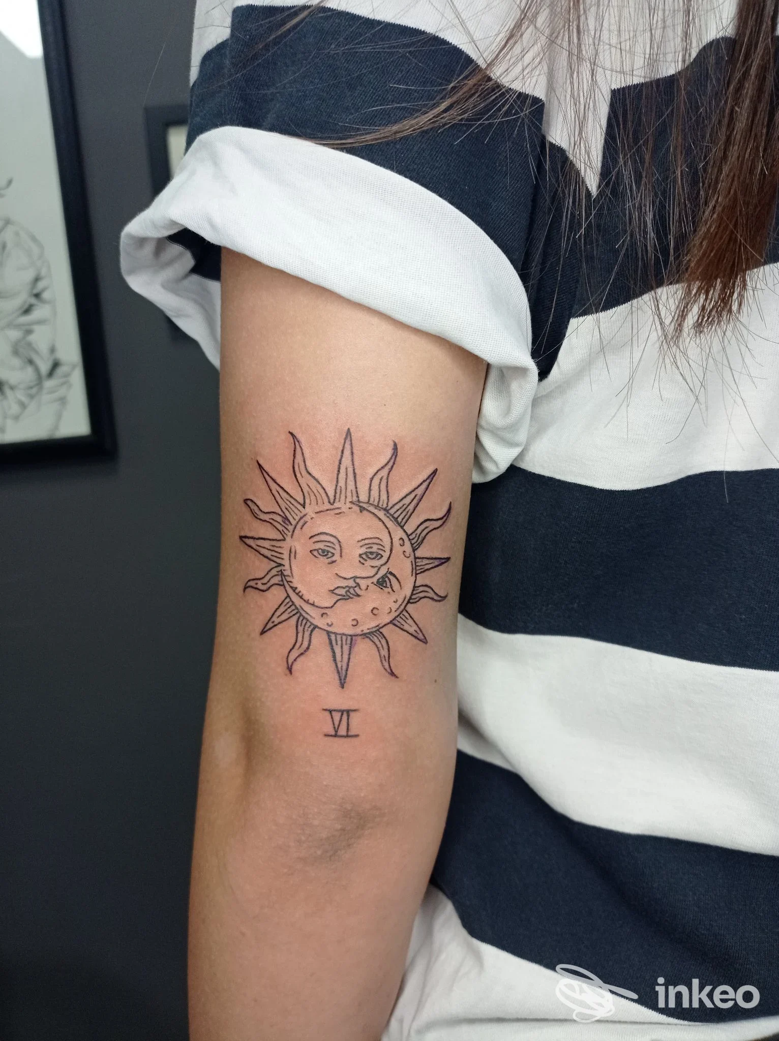 Tatuaggio sole-luna a linee sottili con VI sul braccio interno, Stanza 707 Tattoo Studio, Ceprano.