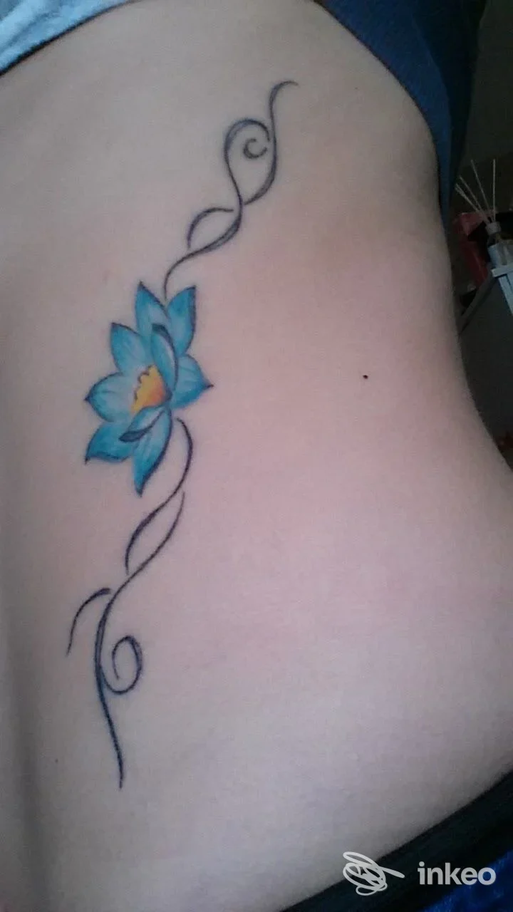 Tatuaggio floreale blu sul fianco, T.P. Tracce Permanenti Di Palumbo Alessio, Tivoli Terme