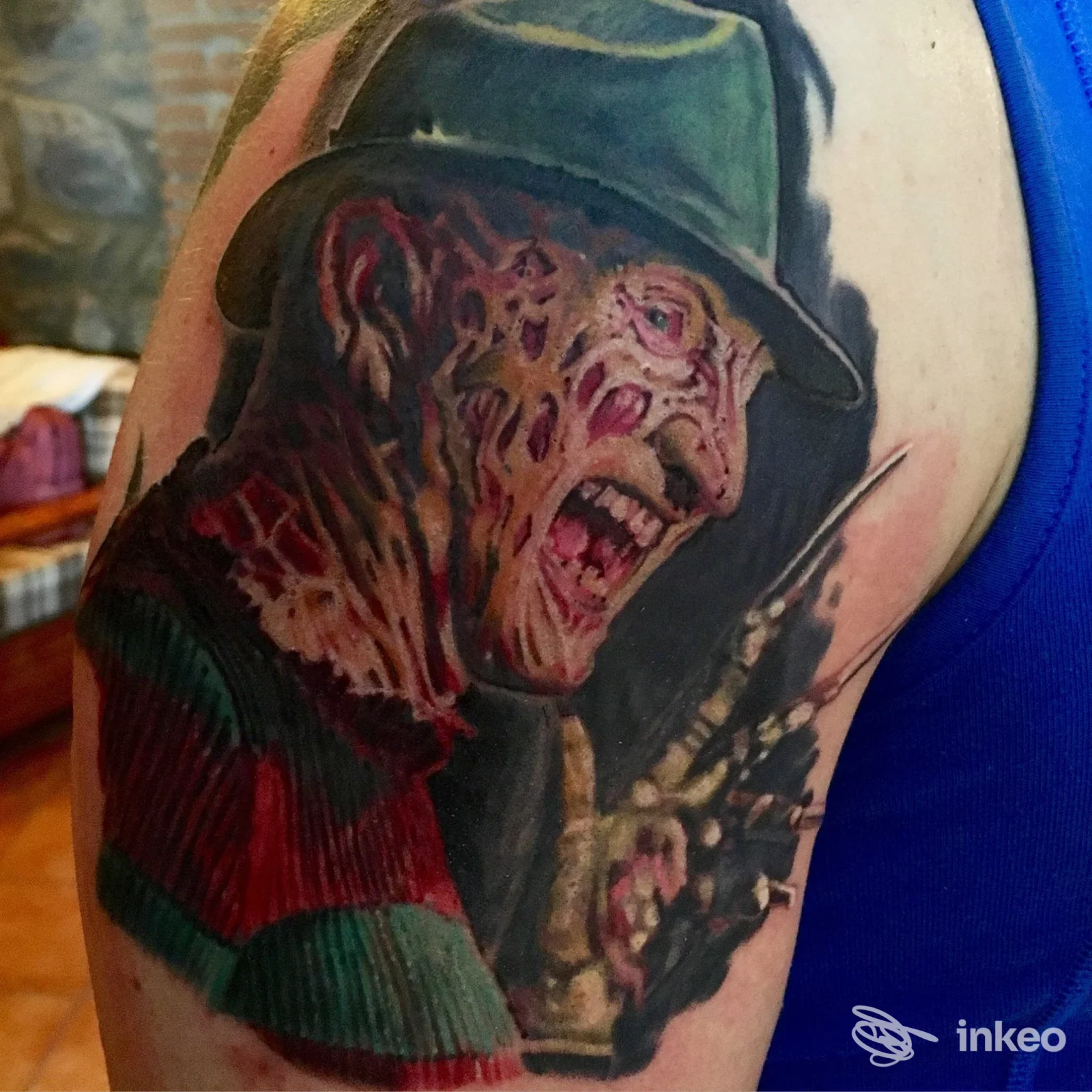 Tatuaggio realistico in stile horror raffigurante Freddy Krueger sull'alto braccio, foto per Stefano Cacciaconti Tattoo Studio, Viterbo.
