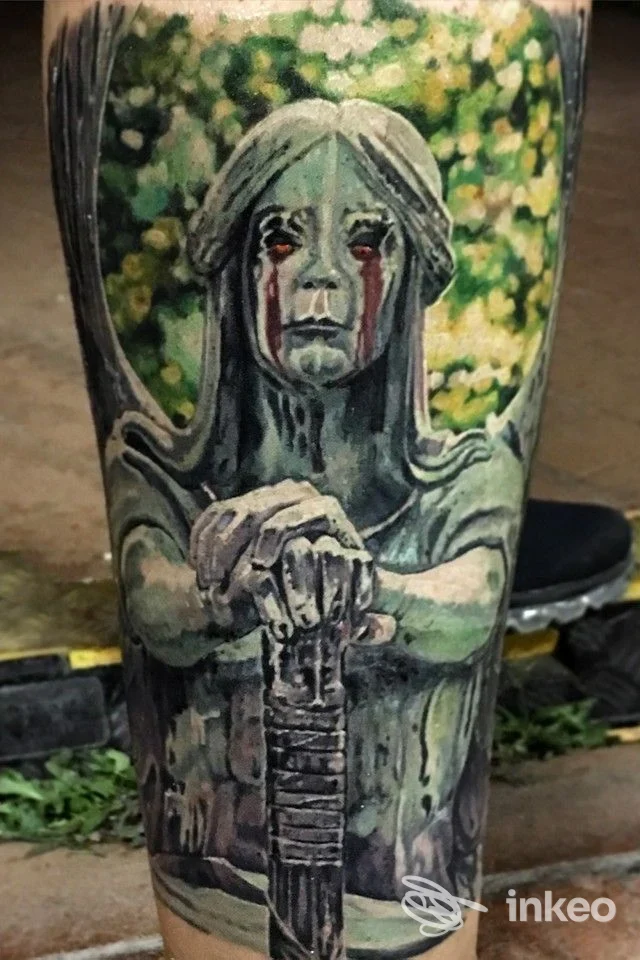 Tatuaggio realistico su polpaccio raffigurante una statua piangente, Stefano Cacciaconti Tattoo Studio, Viterbo.