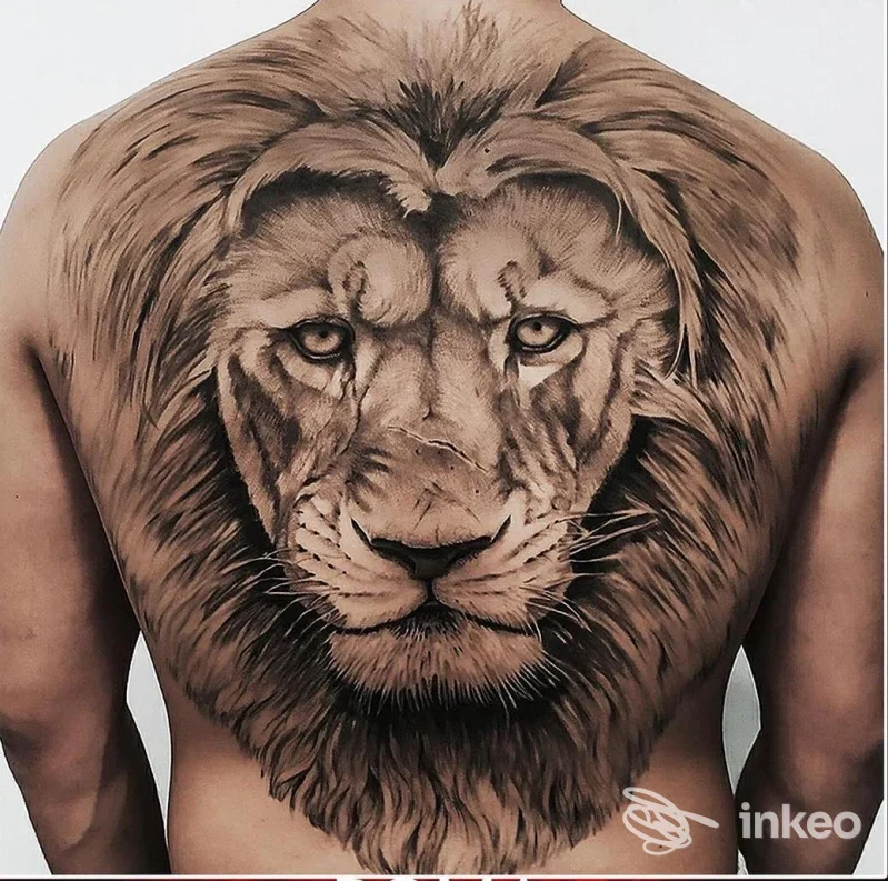 Ampia schiena tatuata con una testa di leone realistica, Stigma Tattoo, Roma.