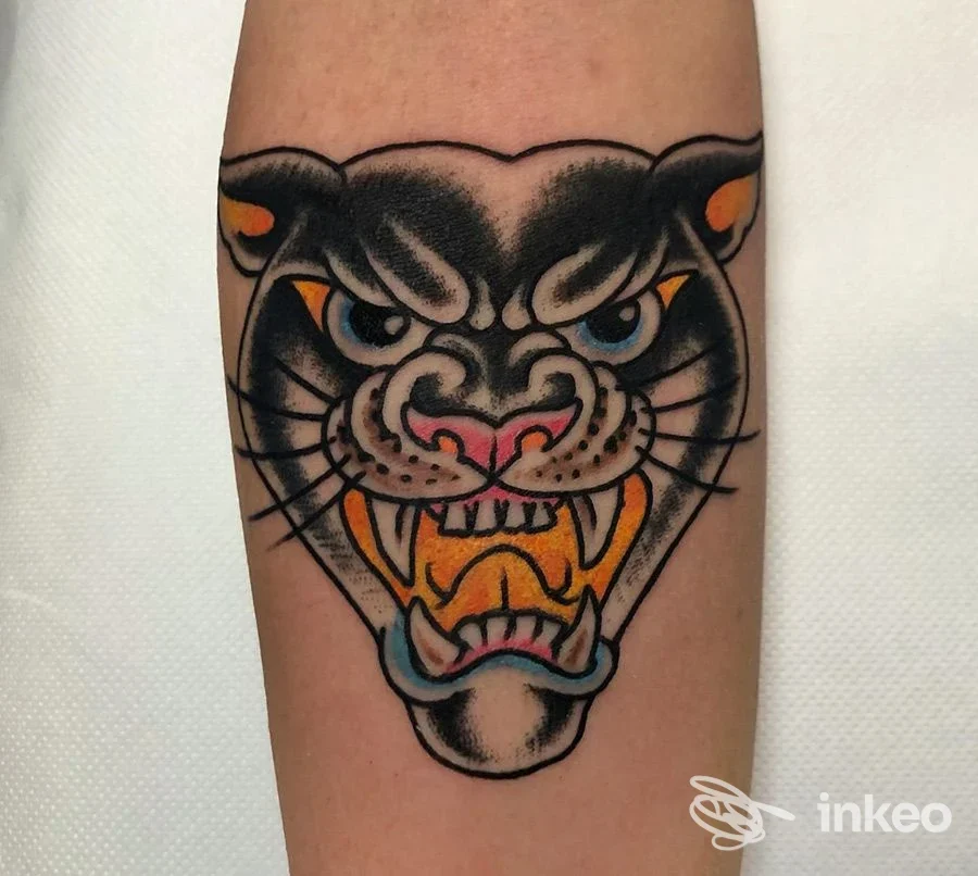 Tatuaggio a colori di una testa di pantera sull'avambraccio, Studio di tatuaggi e Piercing Roma - Artifact Studios, Roma.