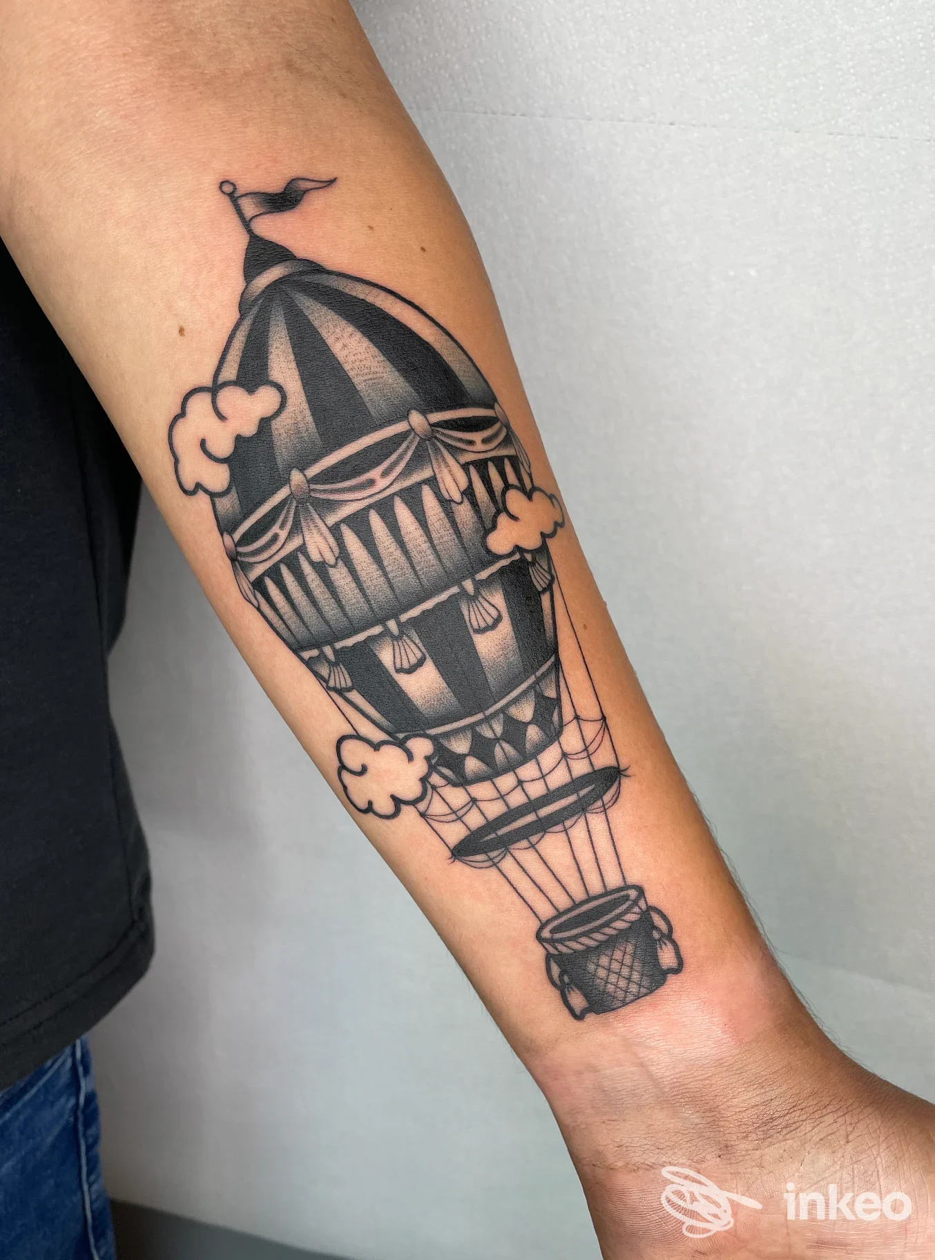 Tatuaggio mongolfiera in bianco e nero sull'avambraccio, Sunakai - Tattoo & Piercing, Roma.
