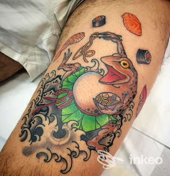 Tatuaggio colorato di una rana con onde e sushi sulla coscia, Swan Song Tattoo Marconi, Roma.