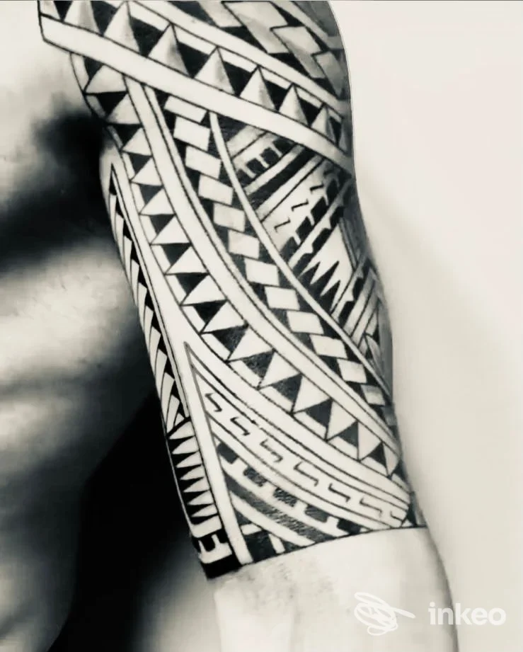 Primo piano di manica tribale su avambraccio, TATTOO MATTERS di Matteo Cardinale, Fondi.
