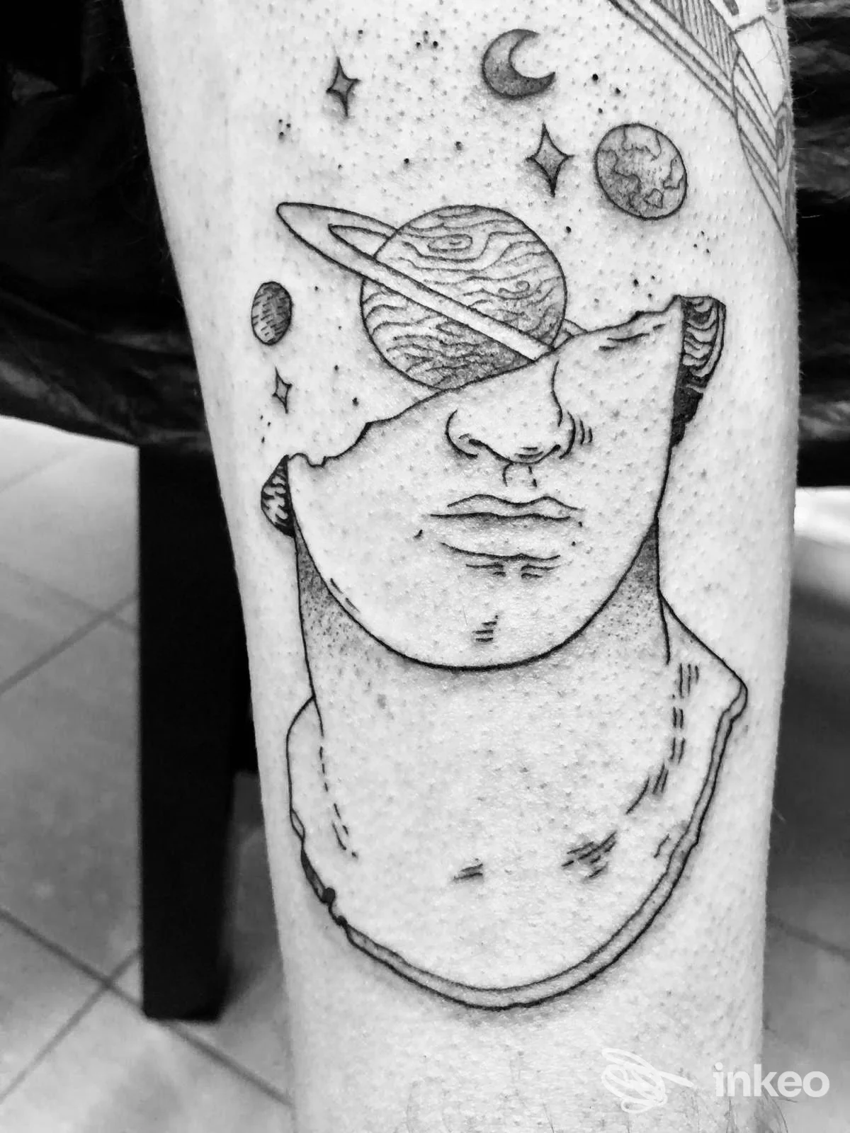Tatuaggio linework su avambraccio raffigurante un busto con paesaggio spaziale, realizzato da TATTOO MATTERS a Fondi.
