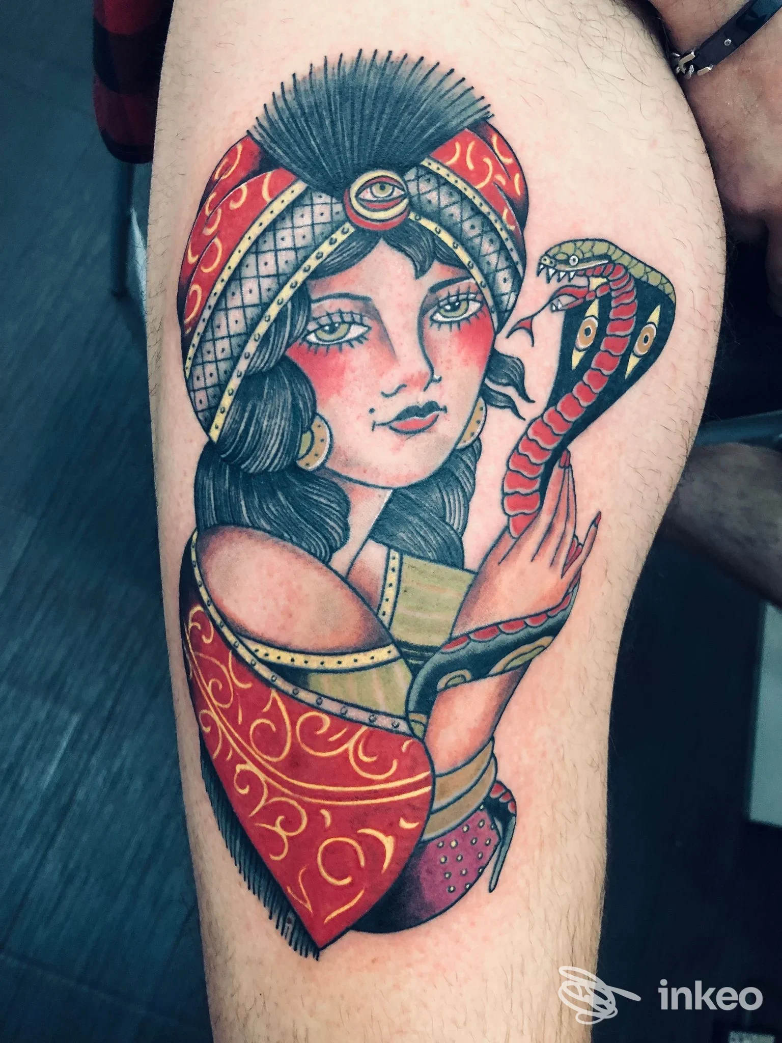 Tatuaggio tradizionale su polpaccio raffigurante una donna con un cobra, TATTOO SKILL ROMA, Roma.
