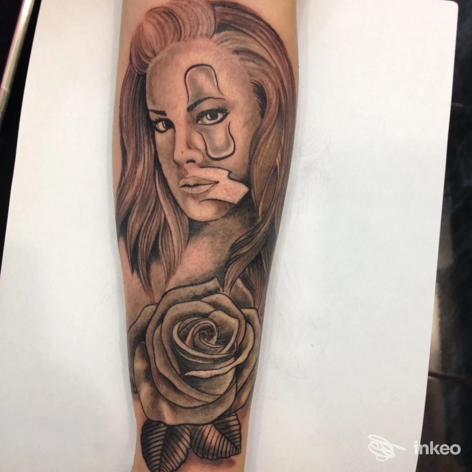 Avambraccio con grande tatuaggio ritratto femminile e rosa, immagine fornita da TATTOO SKILL ROMA, Roma.