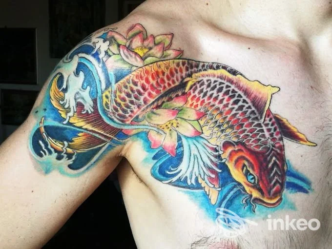 Tatuaggio a colori di una carpa koi su torace e spalla, foto fornita da TATUAGGI E TRUCCO PERMANENTE A ROMA - LIZA ATZORI, Roma.