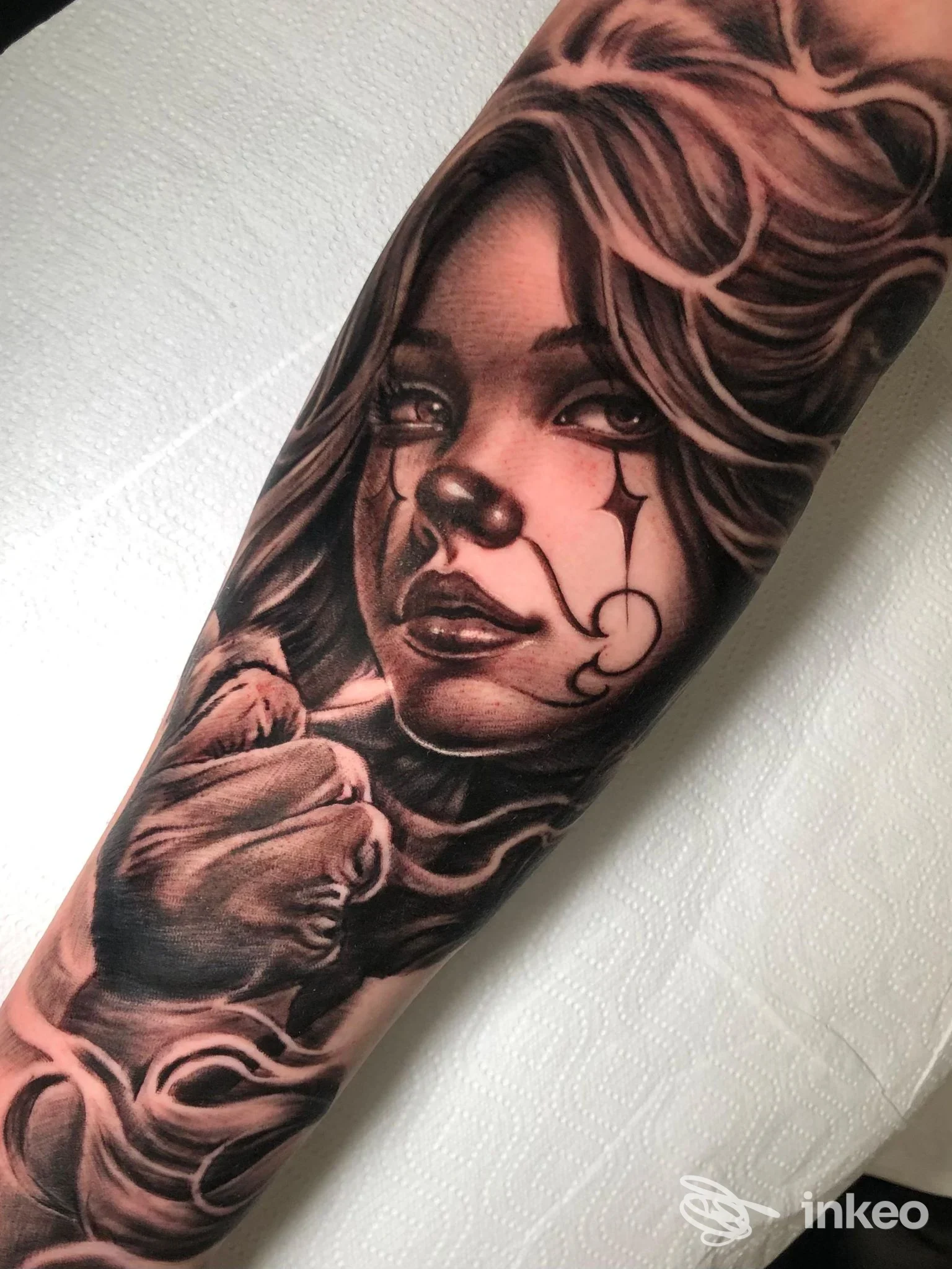 Tatuaggio realistico di volto femminile sull'avambraccio, TM TATTOO, Roma.