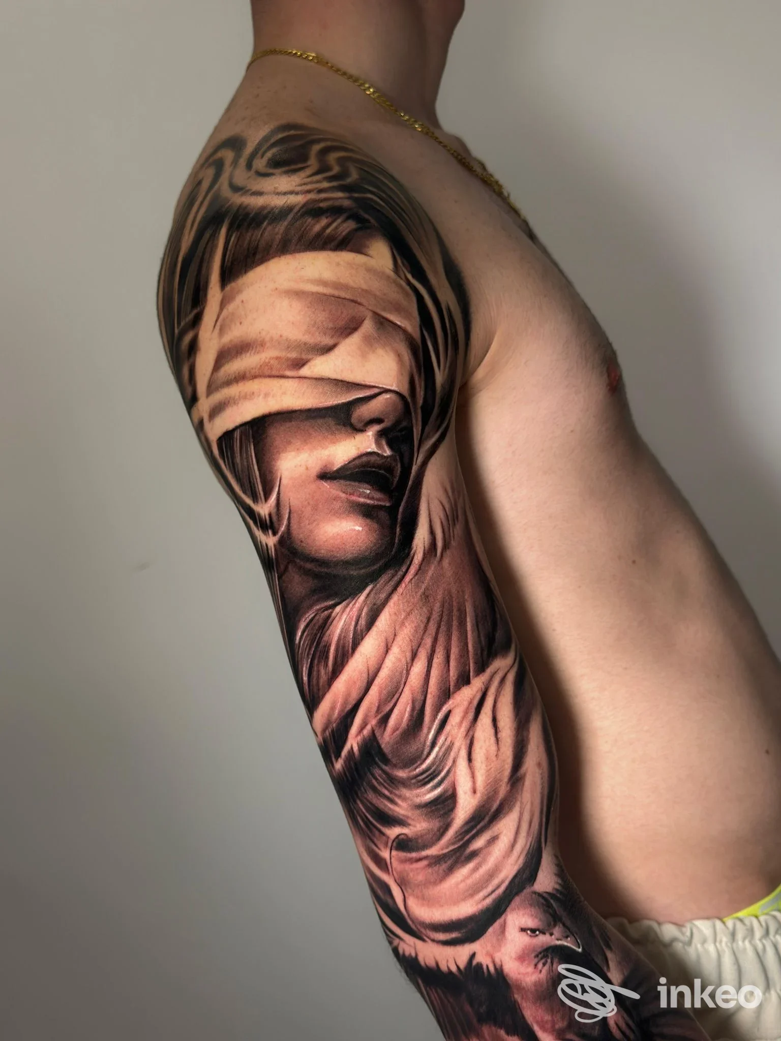 Manica a tutto braccio con ritratto bendato realizzato su pelle reale, fotografia dello studio TM TATTOO a Roma.