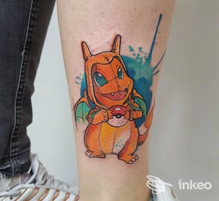 Tatuaggio colorato di Charmander sul polpaccio, foto fornita da Tattoo & Piercing Sweet Mamba Roma, scatto a Roma.