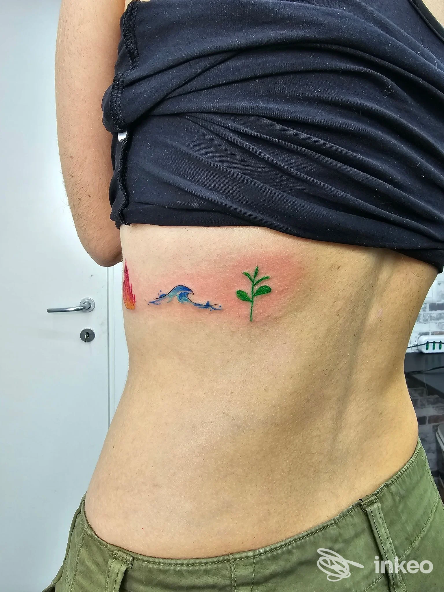 Tre piccoli tatuaggi colorati sul fianco, foto scattata nello studio The Painter Tattoo ad Agosta.