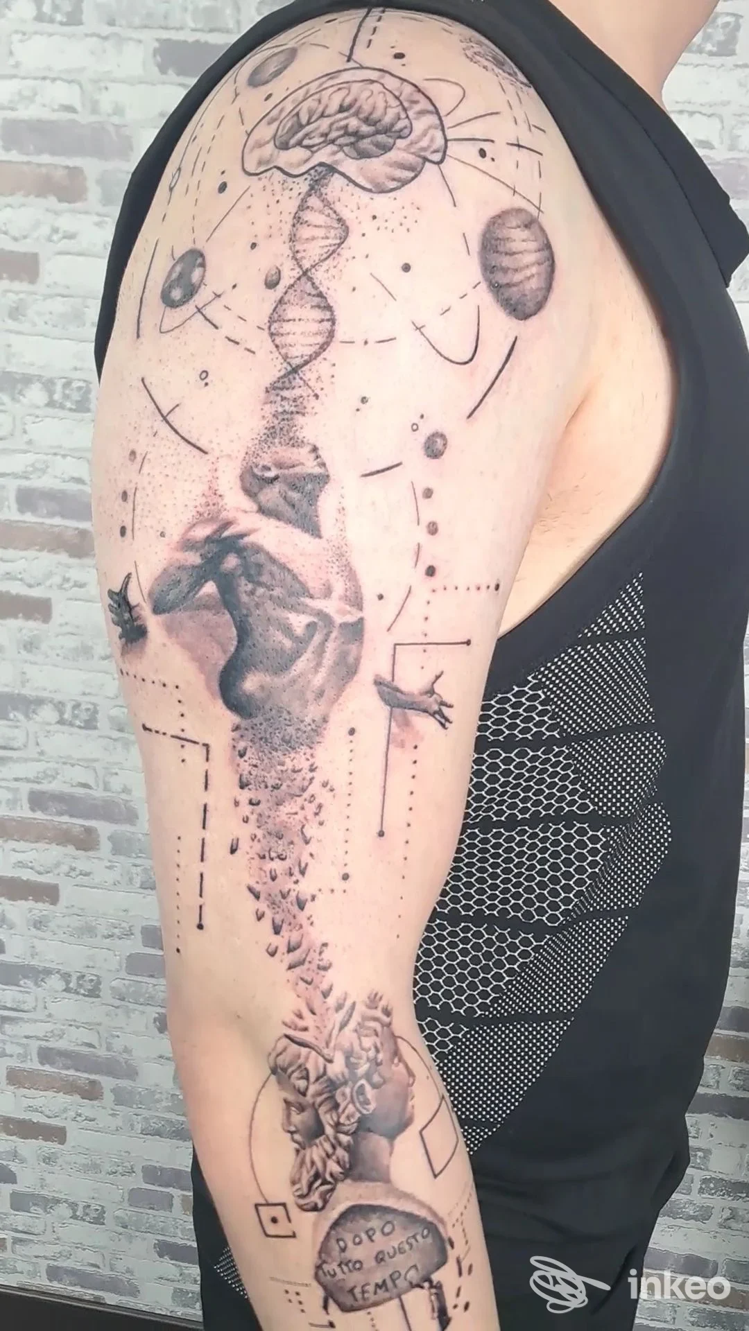 Tatuaggio dettagliato sull'omero con motivi anatomici e linee geometriche, The Painter Tattoo, Agosta.