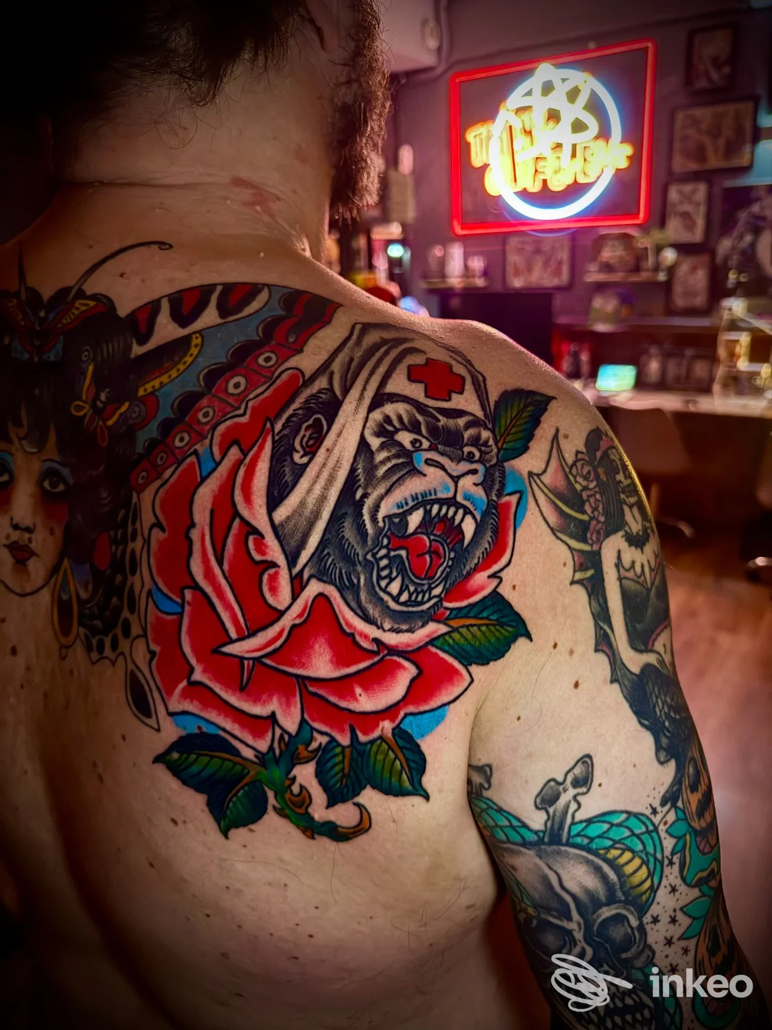 Grande tatuaggio su spalla e dorso fotografato nello studio ThInk Different Tattoo Studio, Pomezia, con dettaglio colore e contesto interno.