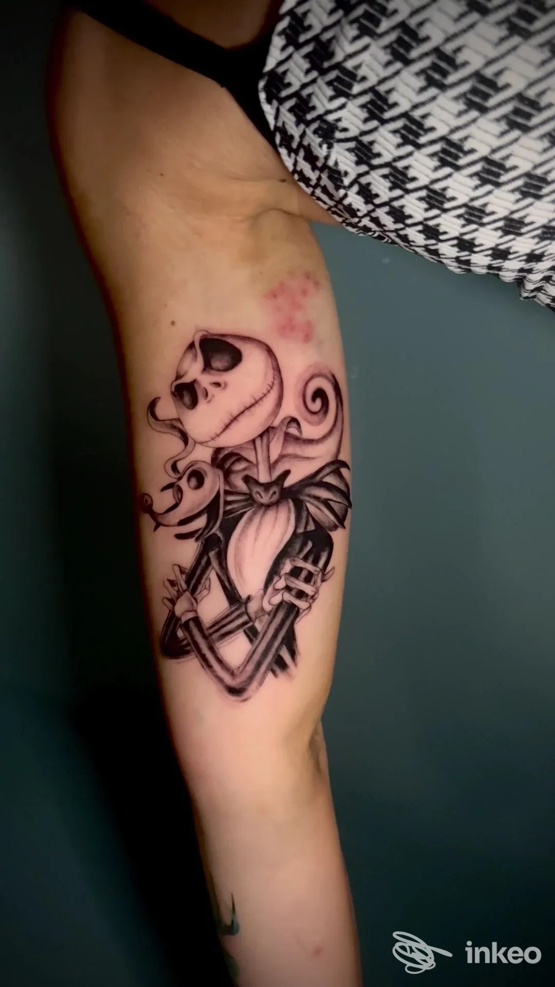 Tatuaggio su avambraccio interno realizzato da ThInk Different Tattoo Studio a Pomezia, personaggio scheletrico in nero e grigio.