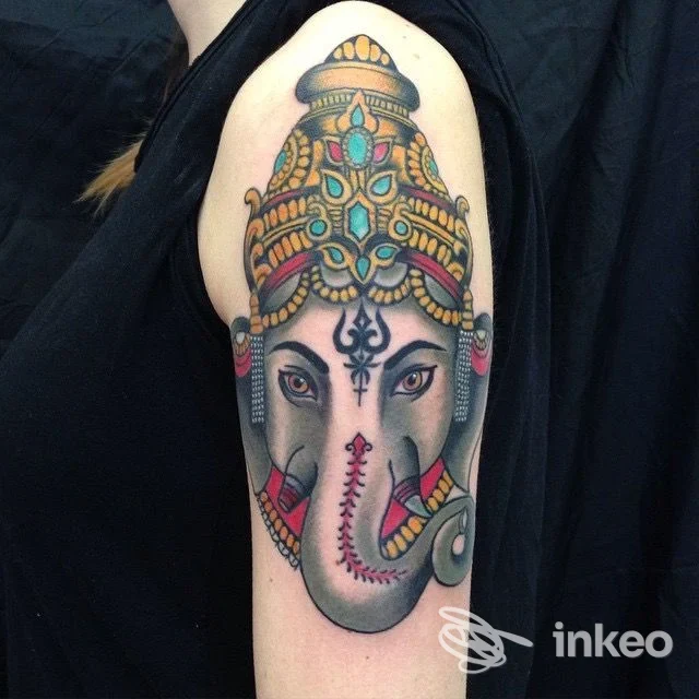 Tatuaggio a colori di una testa di elefante sull'avambraccio/parte superiore del braccio. The Ten Bells tattoo, Roma.