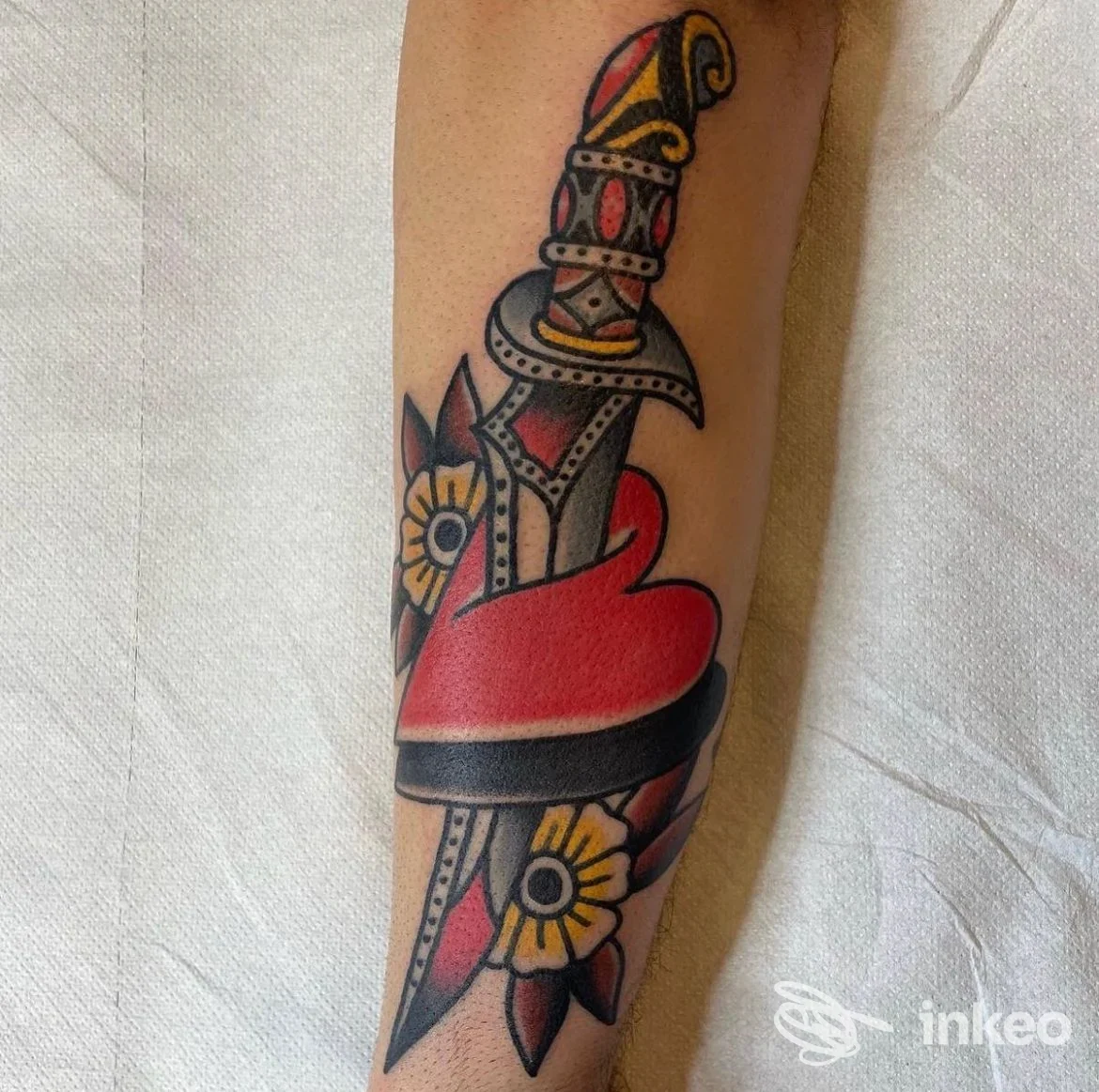Tatuaggio a pugnale e cuore sull'avambraccio, The Ten Bells tattoo, Roma.