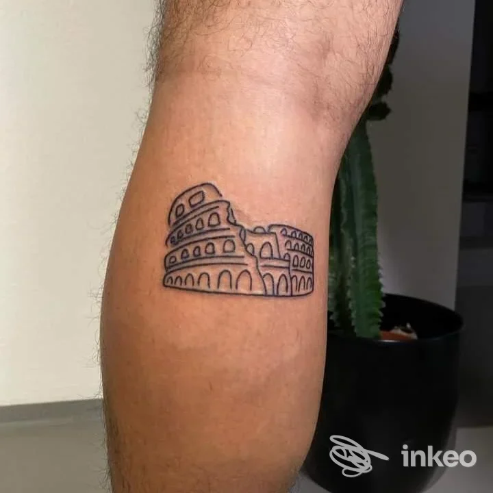 Tatuaggio a linee del Colosseo sul polpaccio, foto fornita da Vesta Tattoo Atelier, Roma.