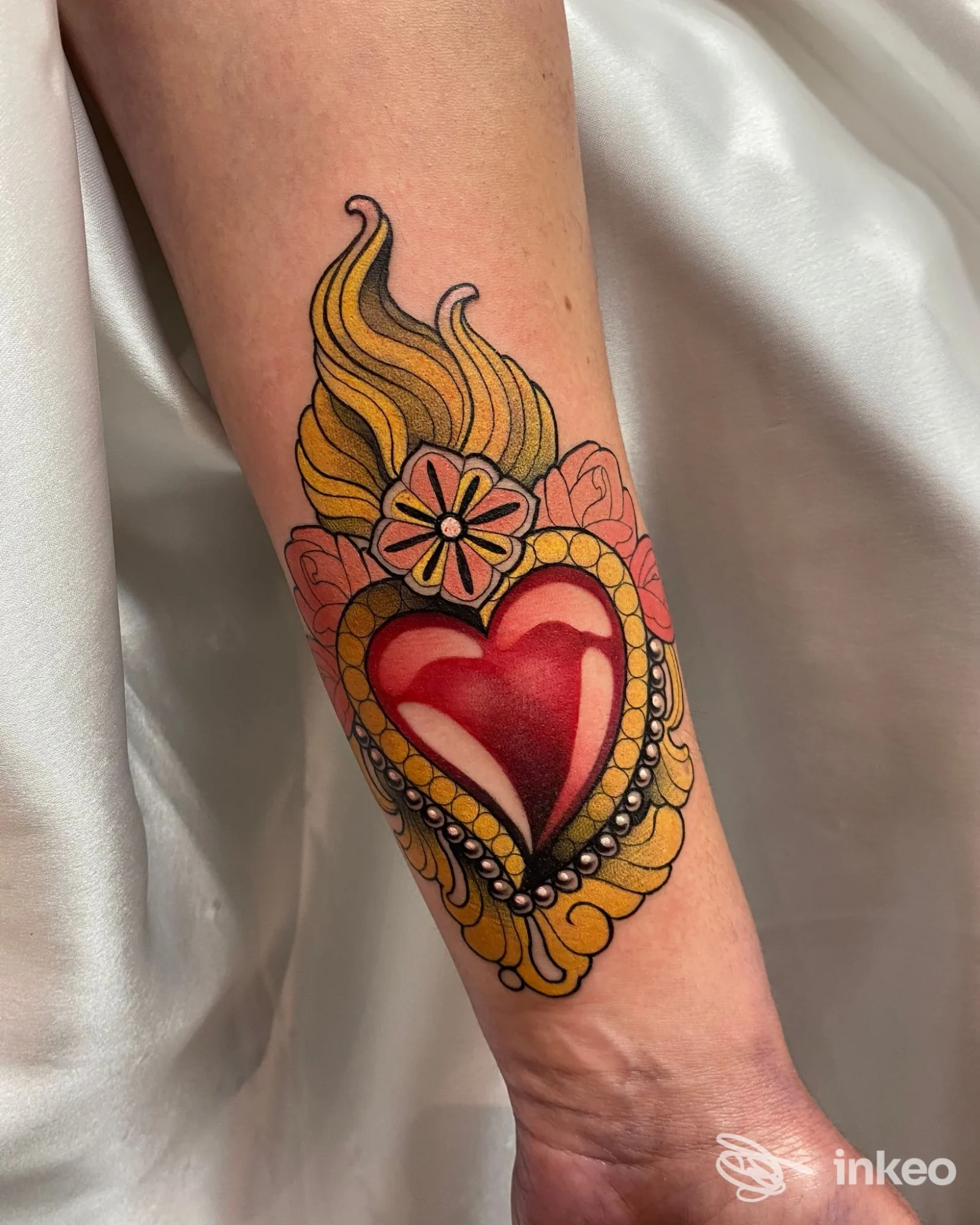 Tatuaggio a cuore colorato sull'avambraccio, fotografato nello studio Ultimi Romantici Tattoo, Roma.