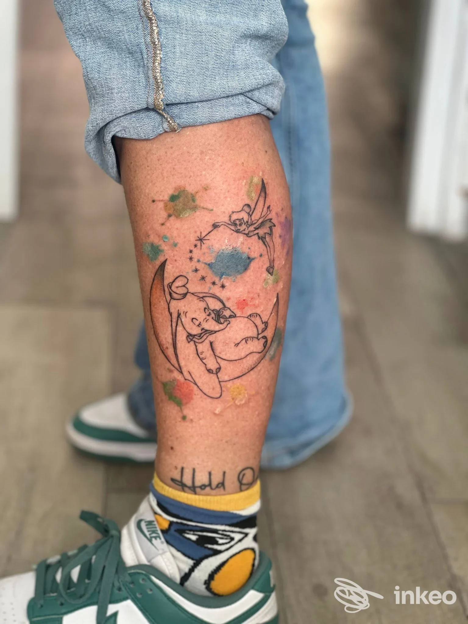 Tatuaggio su polpaccio con linework e macchie acquerellate, fotografia per VM Tattoo, Roma.