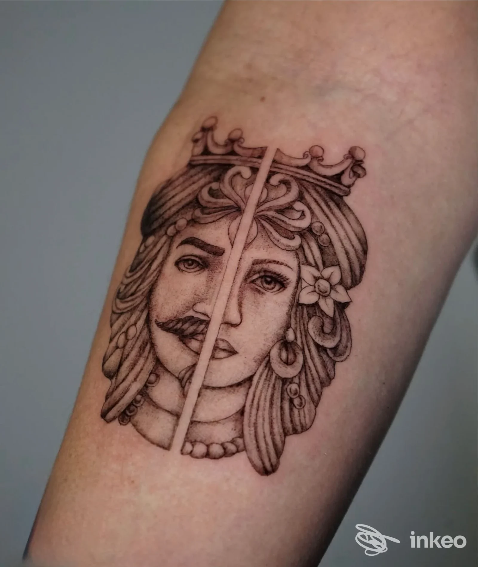 Tatuaggio in bianco e nero su avambraccio raffigurante due volti divisi, realizzato da Violet Tattoo Studio a Roma.