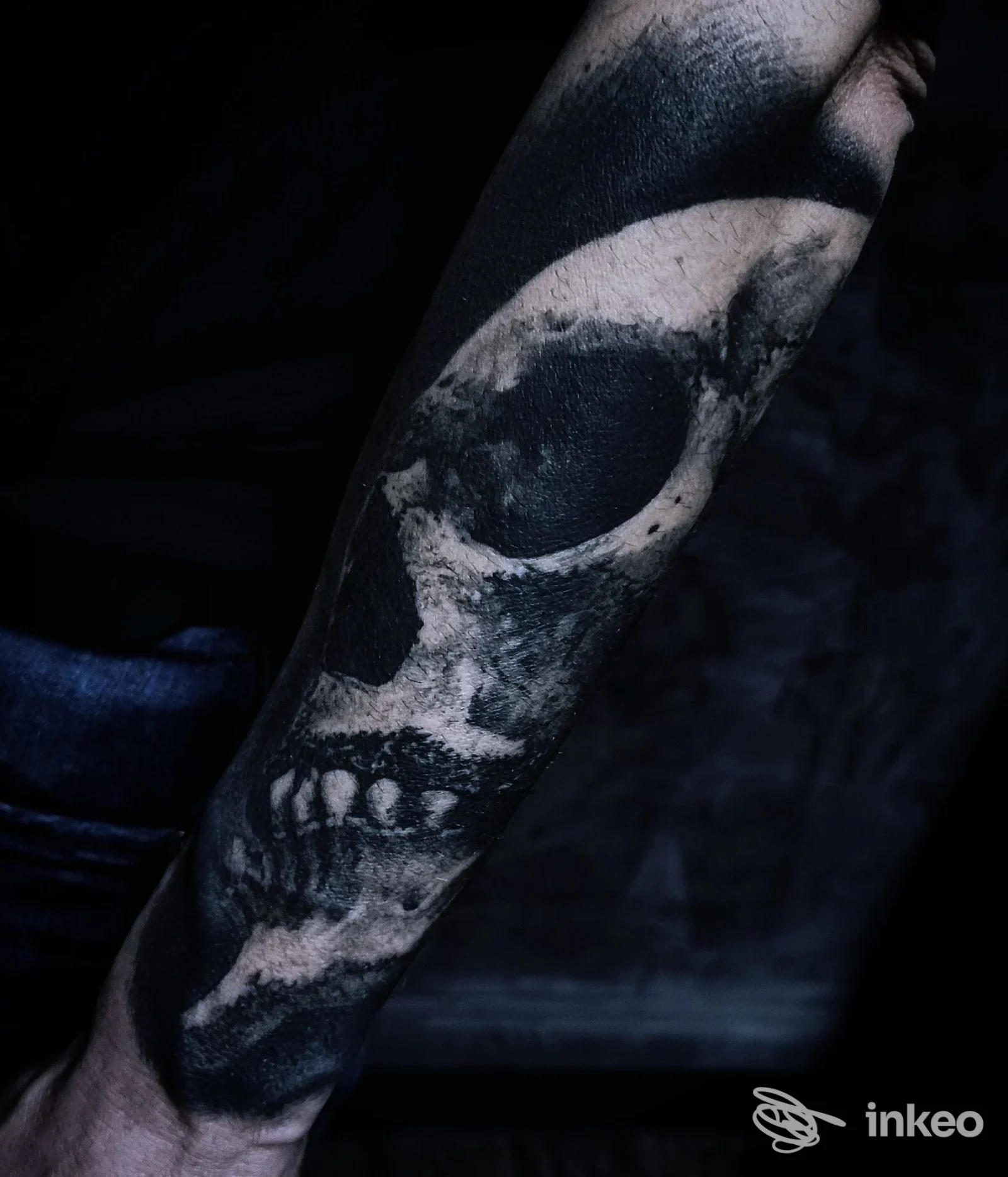 Primo piano di un tatuaggio realistico raffigurante un teschio sull'avambraccio, eseguito da X Tattoo Studio a Colleferro.