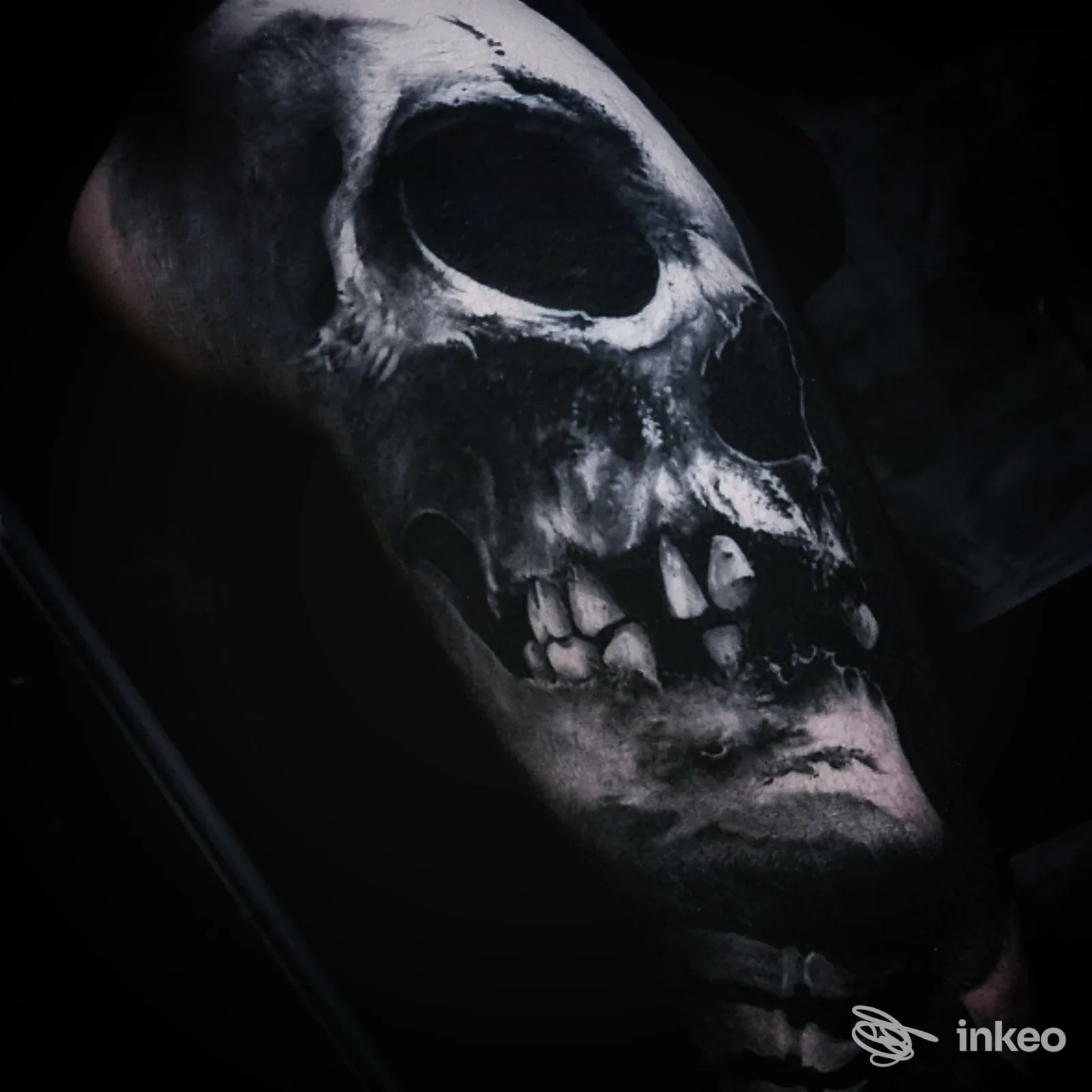 Tatuaggio realistico in bianco e nero di un teschio sul braccio superiore, scatto fotografico dello studio X Tattoo Studio a Colleferro.