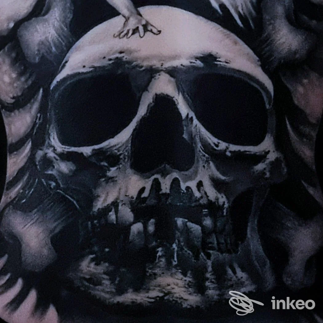 Grande tatuaggio realistico di teschio su pelle, fotografato per X Tattoo Studio a Colleferro.