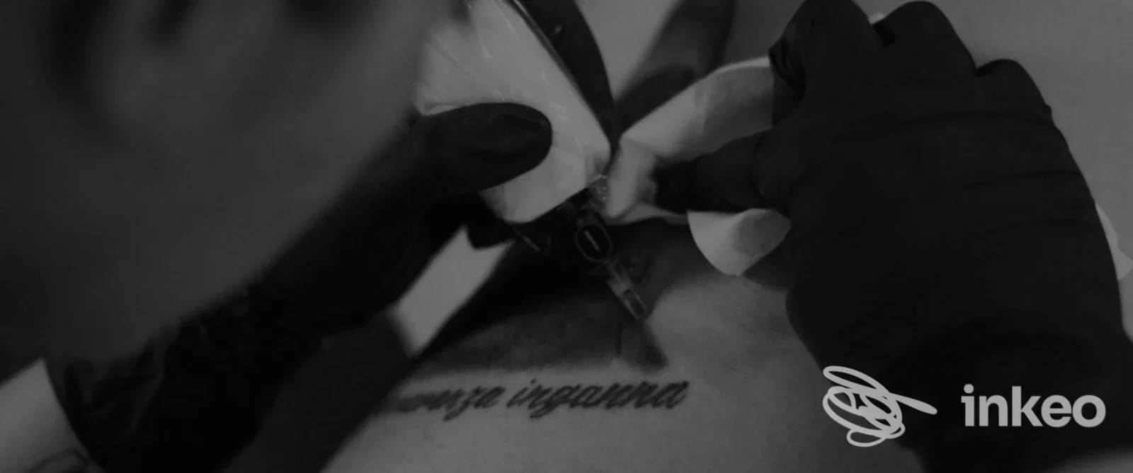 Primo piano di un tatuaggio testuale eseguito su petto, fotografia di lavoro realizzata da la Maison du Tatouage tatuaggi latina a Latina.