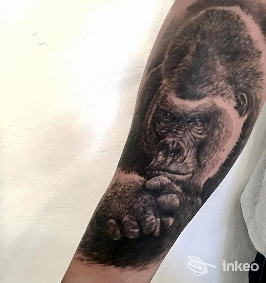 Grande tatuaggio realistico di un gorilla sull'avambraccio, eseguito da Alessio Lala Tattoo Studio, Roma.