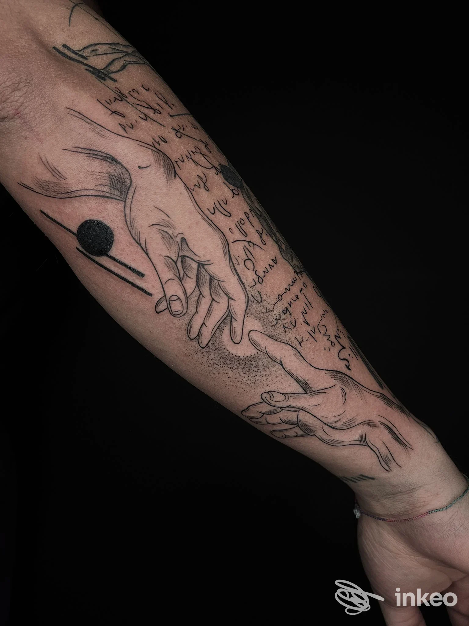 Avambraccio fotografato con tatuaggi linework e dotwork, foto di Anima Tattoo Studio a Sant'Angelo In Villa-giglio.