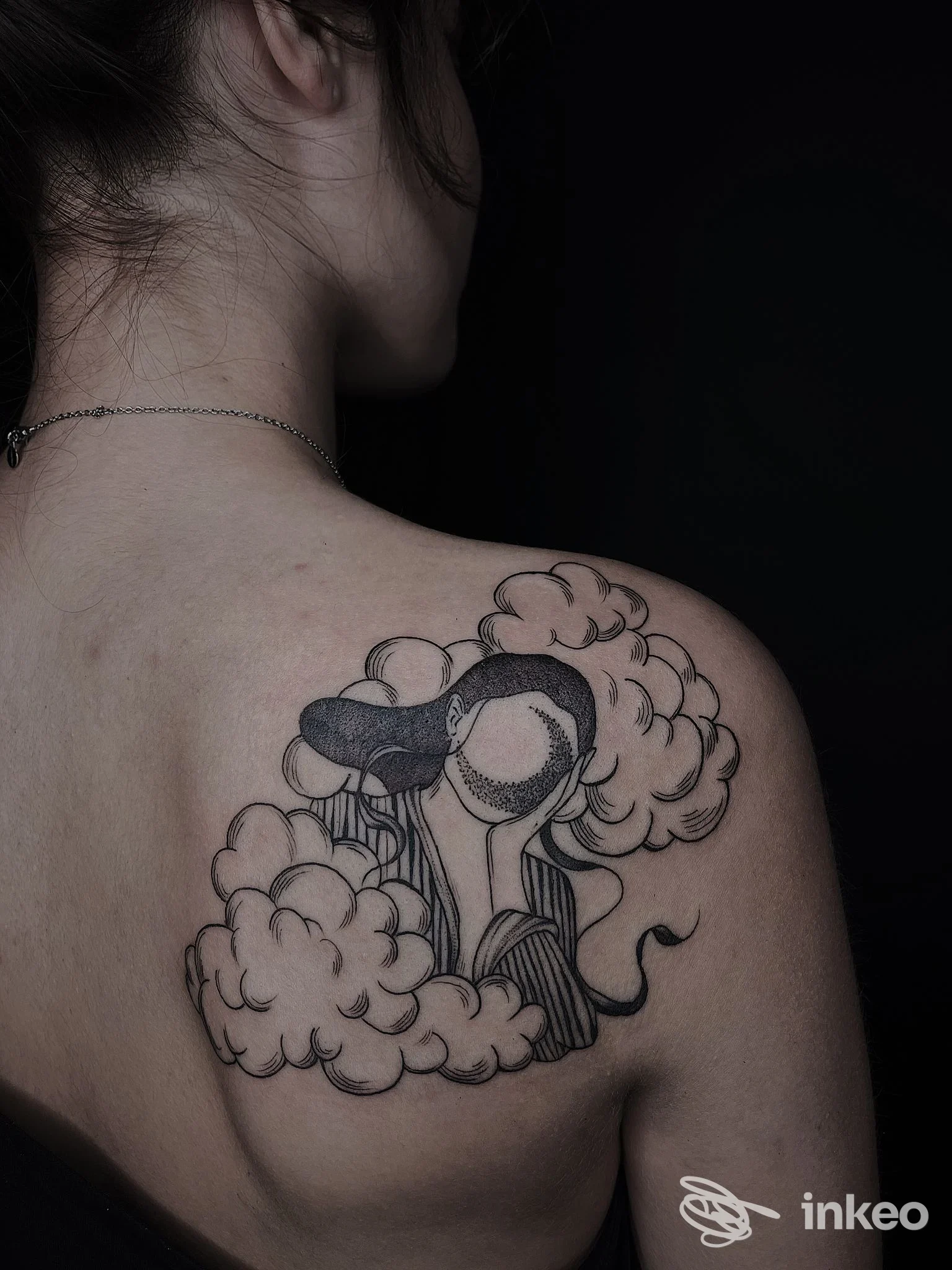 Tatuaggio in bianco e nero sulla spalla eseguito da Anima Tattoo Studio a Sant'Angelo In Villa-giglio, vista della scapola sinistra.