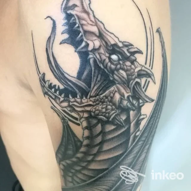 Tatuaggio drago in bianco e nero sul braccio esterno superiore, foto inviata da Ars Tattoo Studio, Roma.