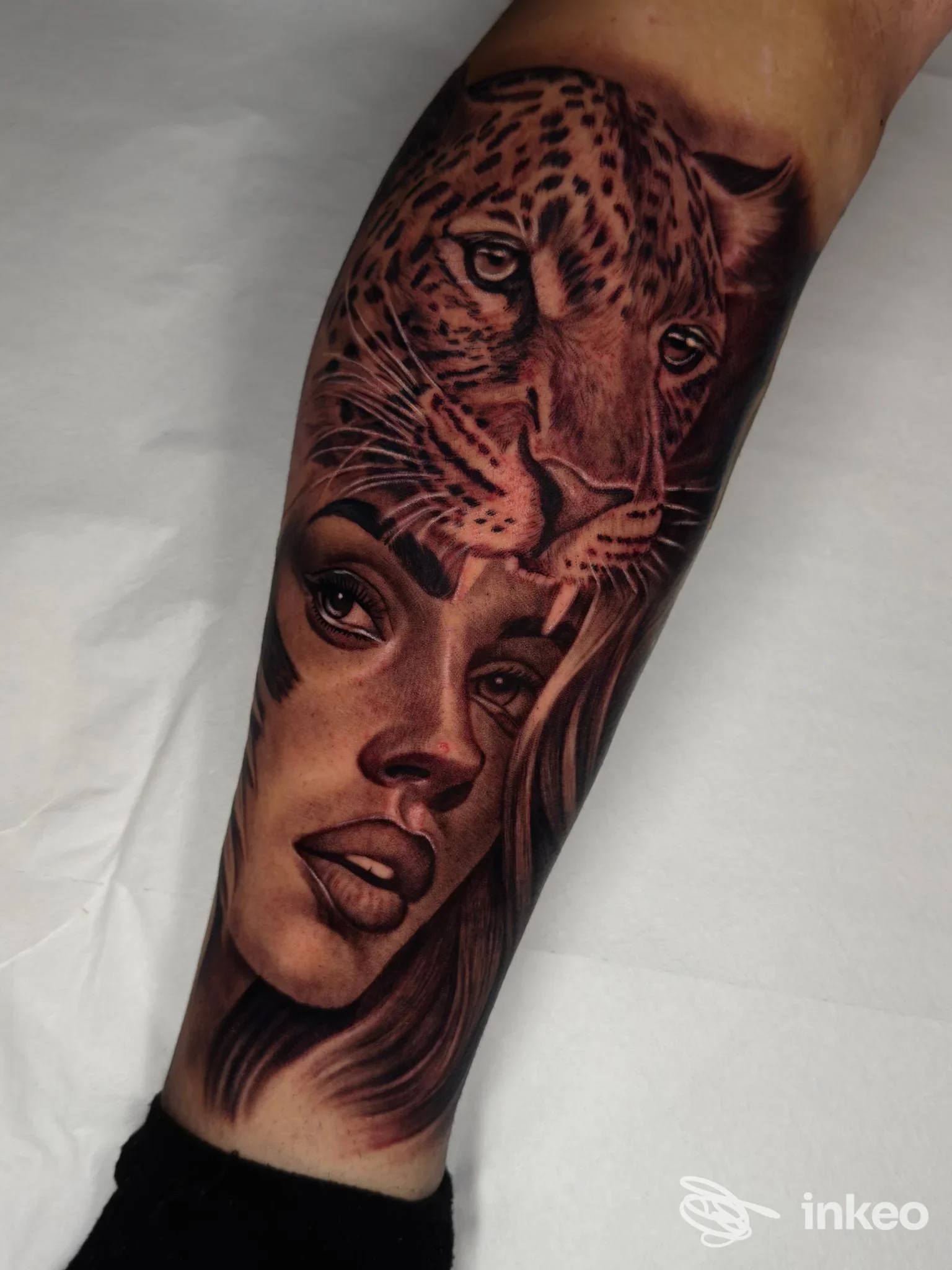 Tatuaggio realistico su avambraccio con volto femminile e testa di leopardo — Aven Art Tattoo, Roma.