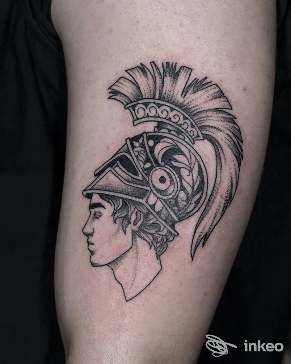 Tatuaggio in bianco e nero di un elmo stilizzato sul avambraccio, fotografia inviata da Bathory Tattoo, Roma.