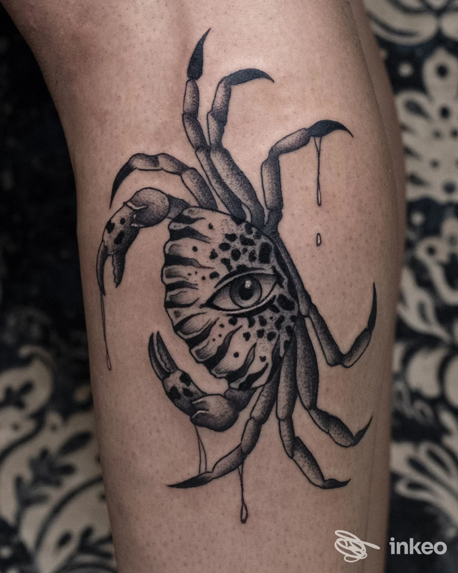 Tatuaggio a tema granchio in black & grey sul polpaccio, Bathory Tattoo, Roma.