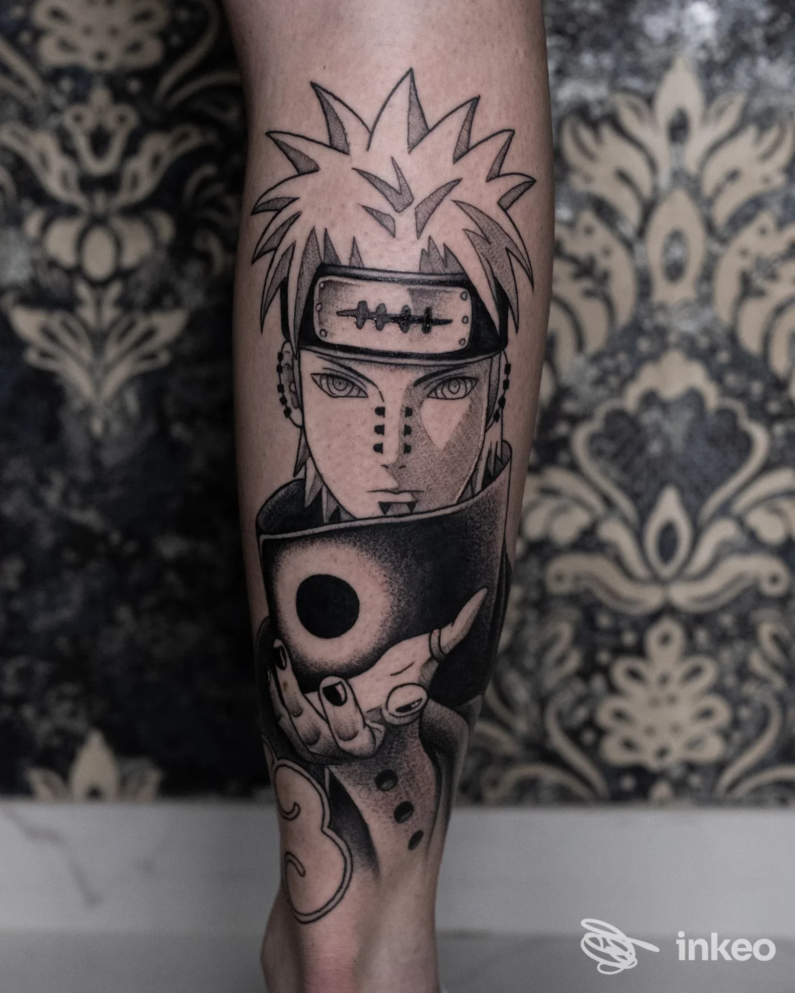 Tatuaggio in bianco e nero su avambraccio raffigurante un personaggio anime. Bathory Tattoo, Roma.