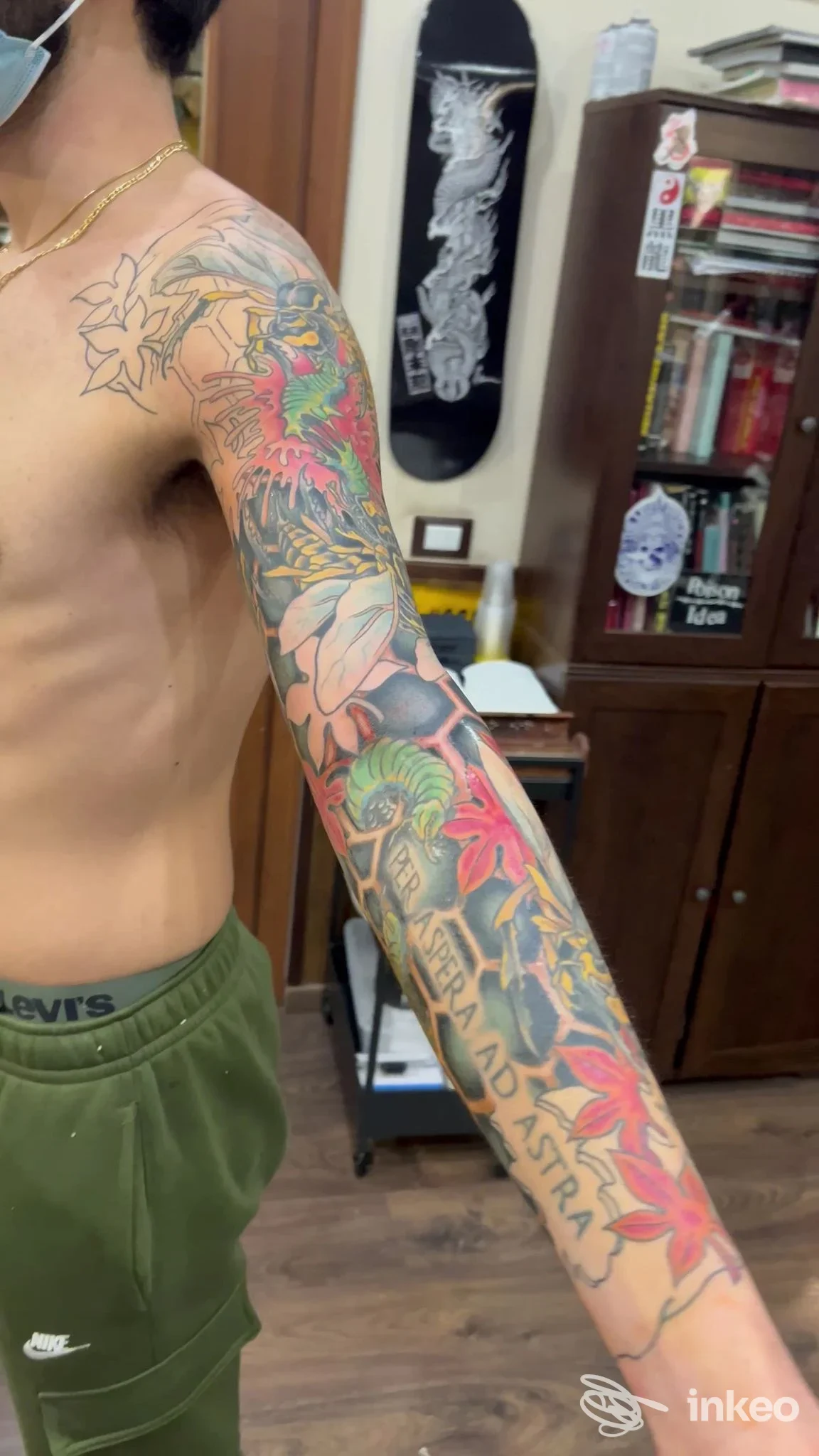Braccio con manica di tatuaggi colorati mostrato nello studio Black Horse Tattoo a Roma, foto interna dello svolgimento.