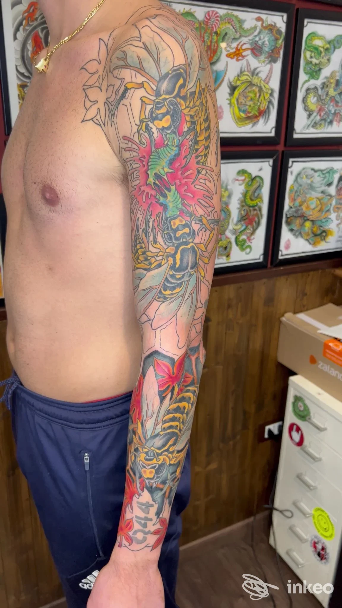 Manica completa tatuata sul braccio destro, foto scattata in studio Black Horse Tattoo a Roma, dettaglio colori e composizione.
