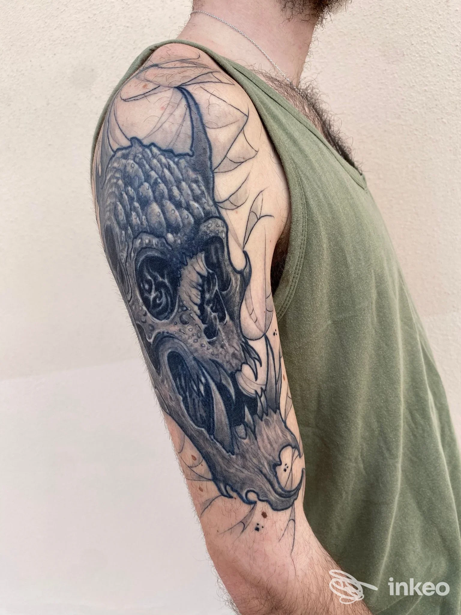 Tatuaggio scuro a forma di teschio sul braccio superiore, foto inviata da ATRAMENTO Tattoo Studio a Sonnino.