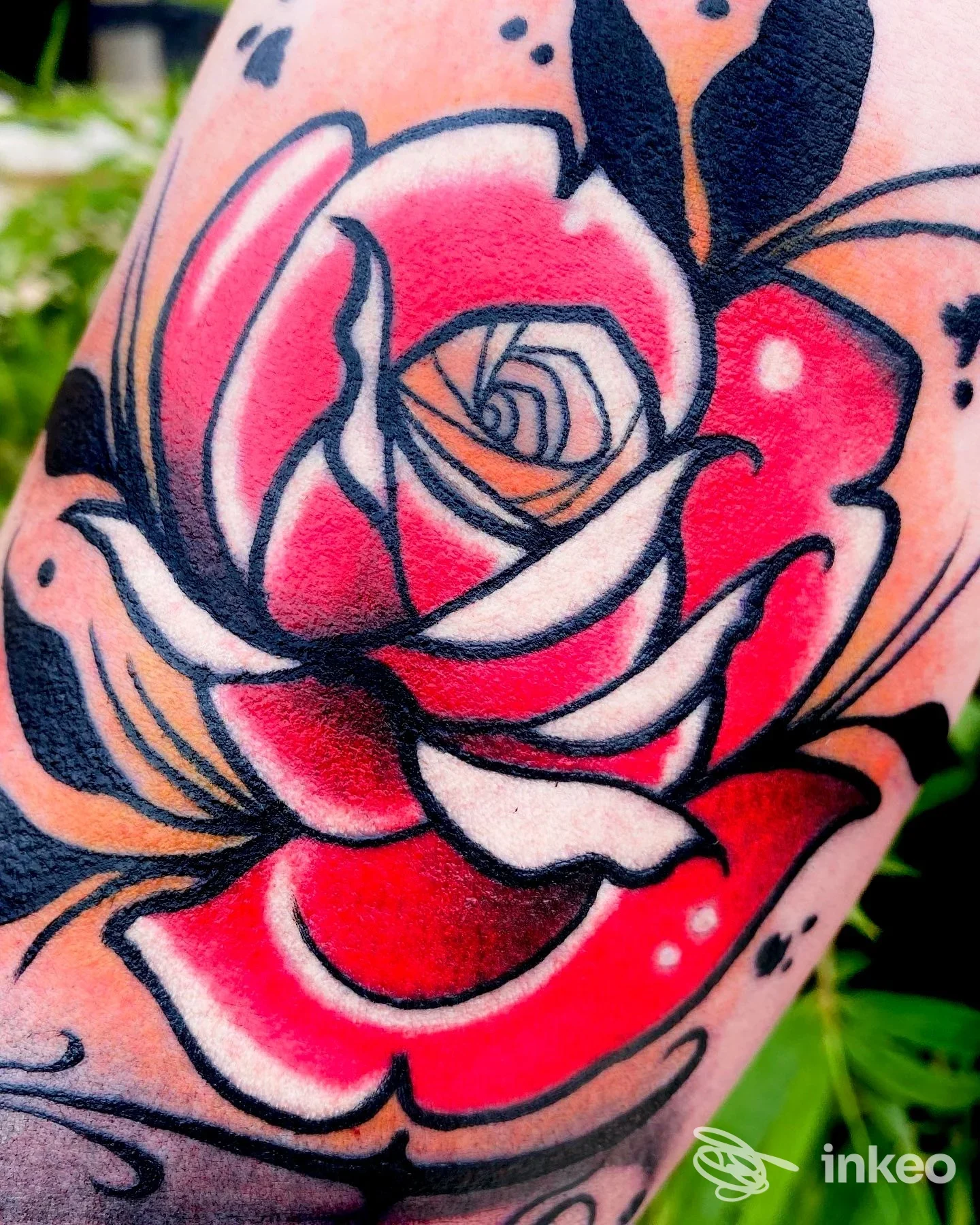 Primo piano di una rosa tatuata in stile tradizionale su braccio, colori rosso e nero — ATRAMENTO Tattoo Studio, Sonnino.